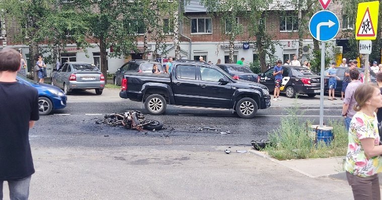 В результате ДТП на улице Тверская в Ижевске загорелся мотоцикл