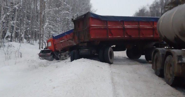 Житель Глазова погиб при столкновении иномарки с грузовиком в Пермском крае