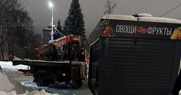 В Ижевске вывезли овощной киоск, который стоял в неположенном месте