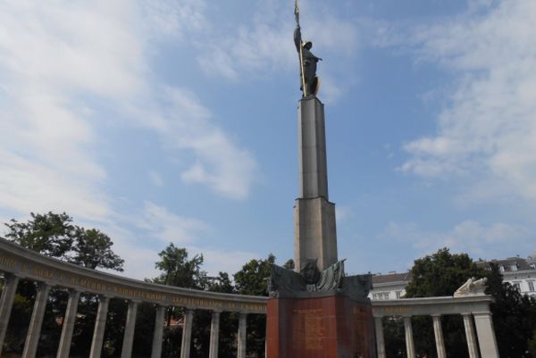 Неизвестные в Вене осквернили памятник воину-освободителю, облив его краской