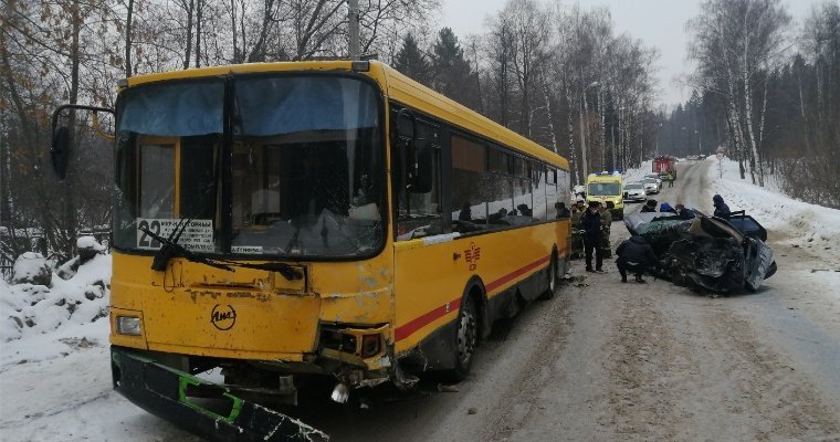 Водитель легковушки погибла при столкновении с автобусом в Ижевске