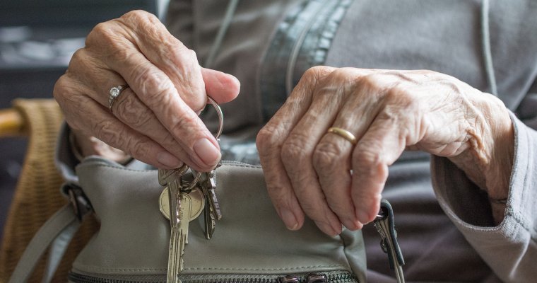 В Ижевске пенсионерка с психическим расстройством оказалась на улице из-за «чёрного риелтора»