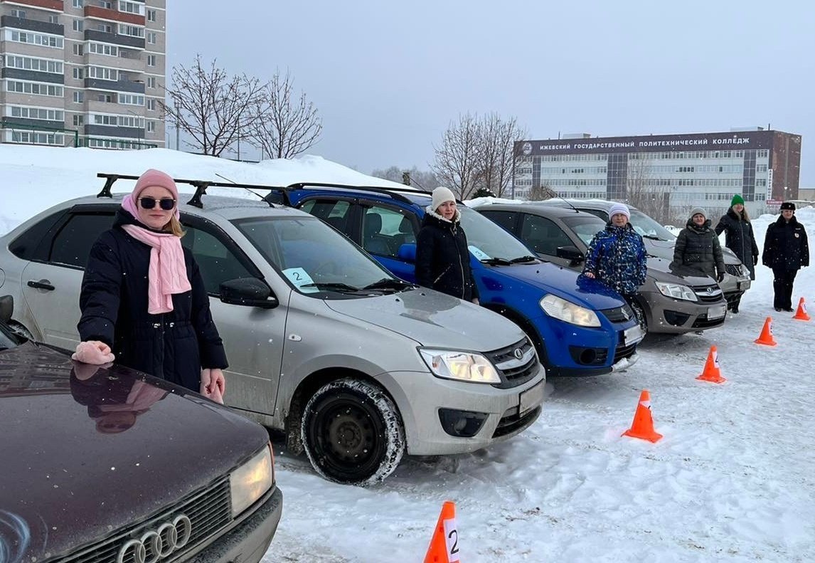 В канун 8 марта среди ижевских учительниц прошел конкурс на звание лучшего водителя