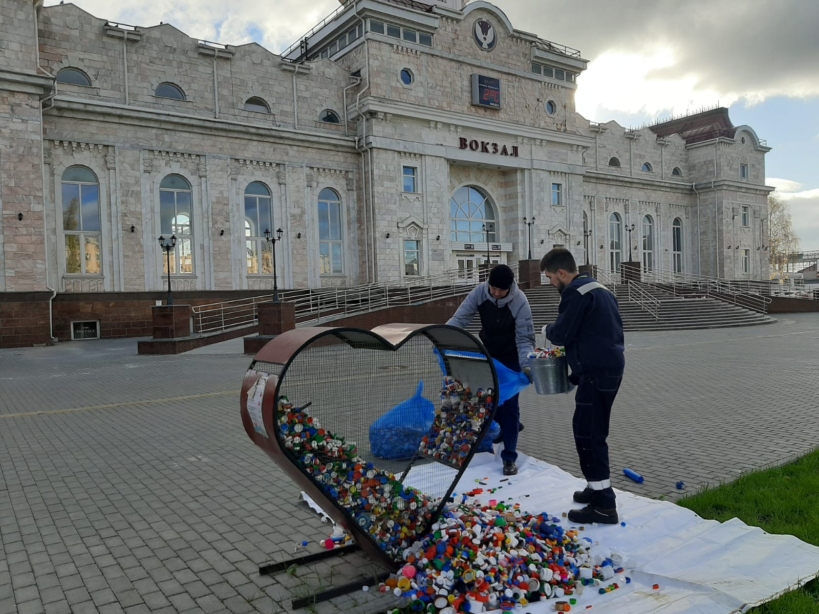 Персонал и пассажиры ижевских поездов собрали больше центнера пластиковых крышек