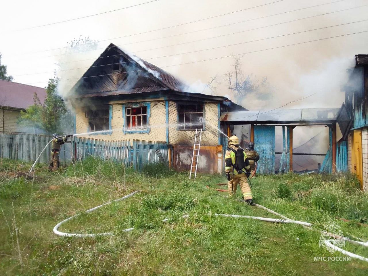 Два человека погибли во время пожара в частном доме в Можге