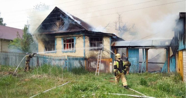 Два человека погибли во время пожара в частном доме в Можге
