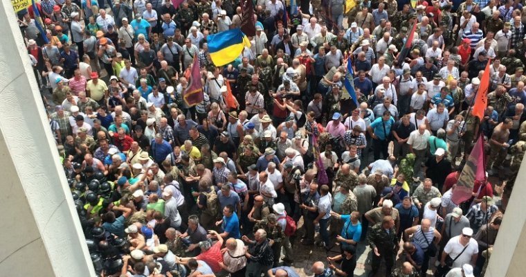В Киеве шахтёры и «афганцы» устроили потасовку с полицией у здания Верховной рады