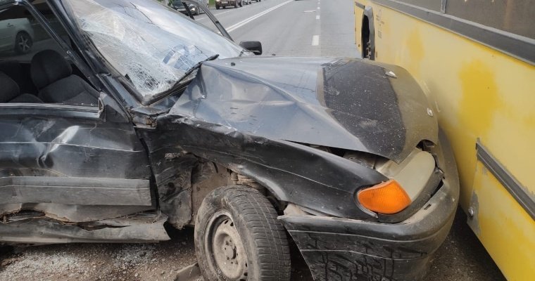 Водитель «ВАЗа» погиб в аварии на улице Труда в Ижевске