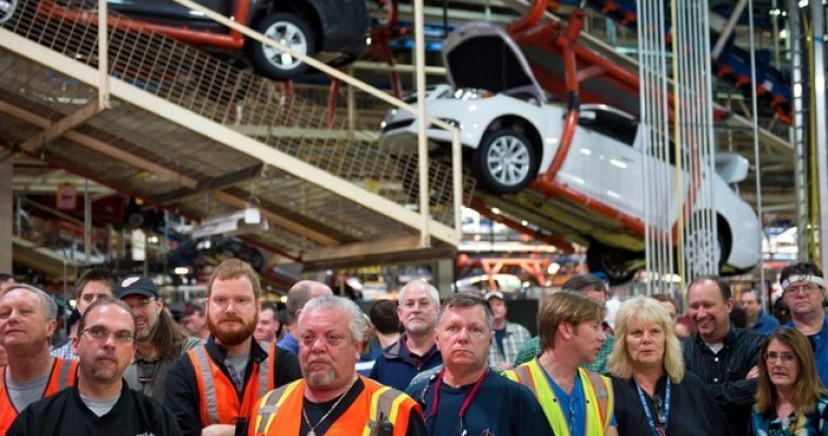 Тысячи сотрудников 33 заводов General Motors в США начали забастовку
