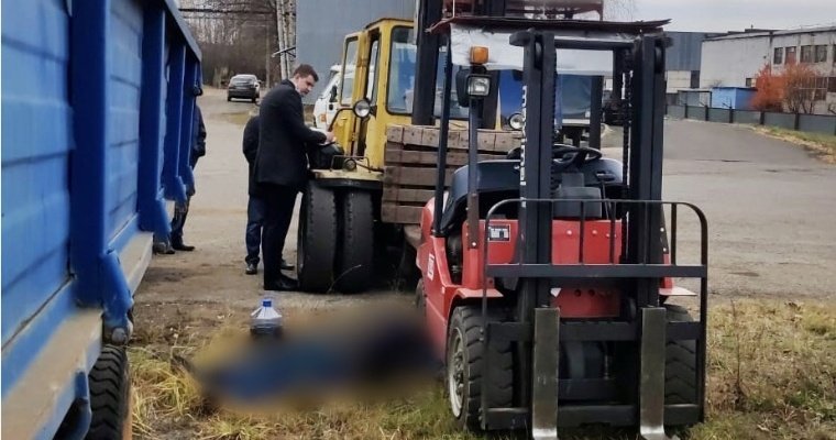 В Ижевске пожилого работника одного из предприятий насмерть придавило погрузчиком