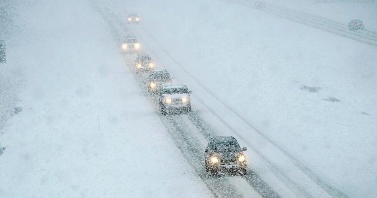 Больше ста автомобилистов блокировало снежными заносами на границе России и Казахстана