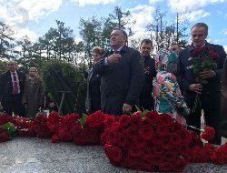 День Победы в Ижевске начался с возложения цветов к Вечному Огню