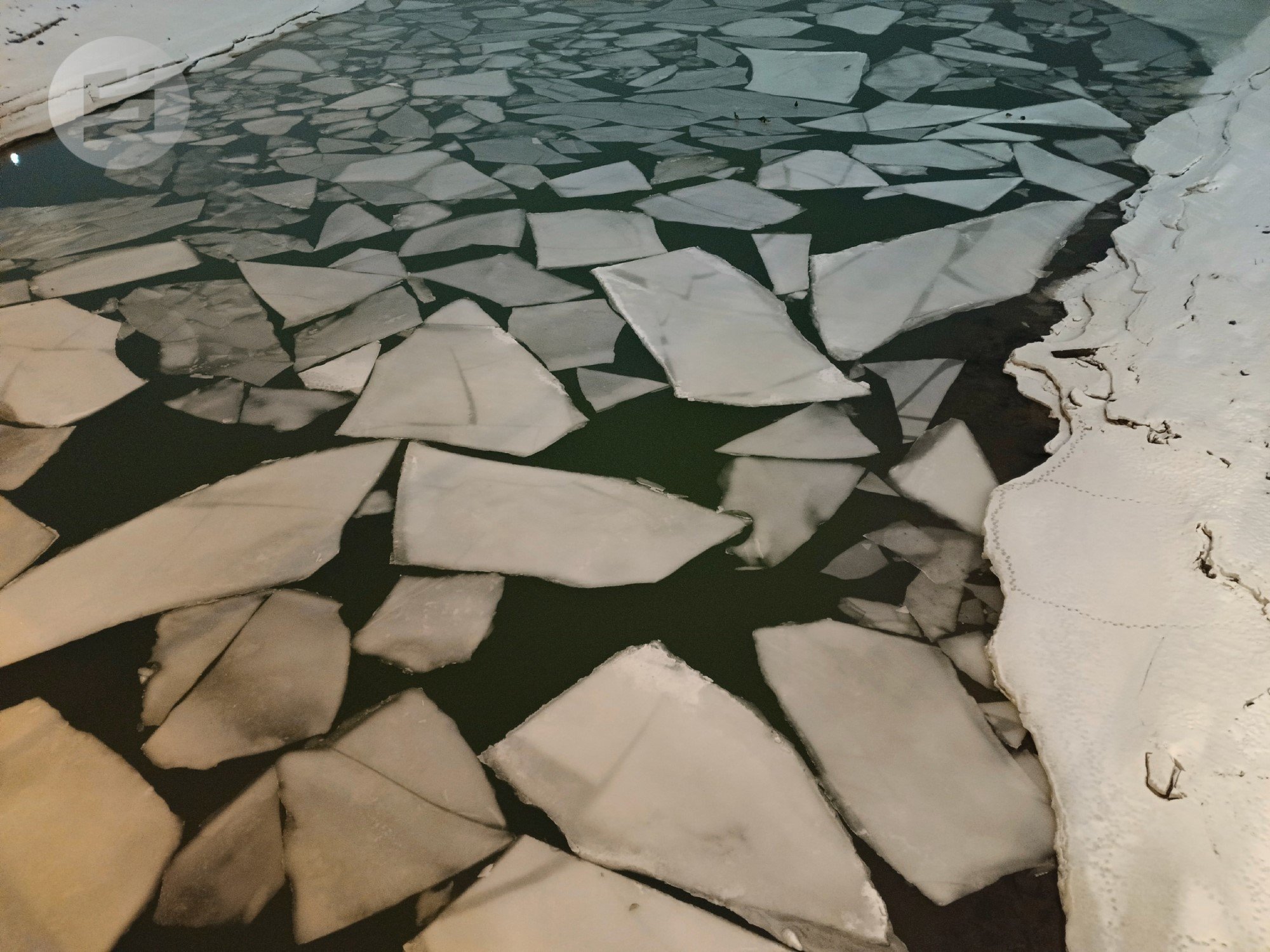 В Санкт-Петербурге внедорожник с тремя людьми упал в Фонтанку