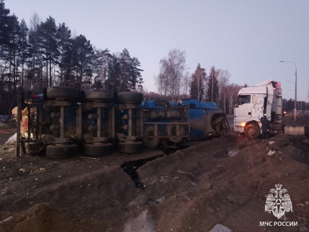 В Удмуртии около села Юськи произошло ДТП с разливом нефтепродуктов