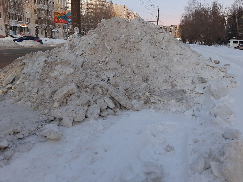 Городские службы Глазова активизируют вывоз снега в преддверии паводка