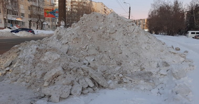 Городские службы Глазова активизируют вывоз снега в преддверии паводка 