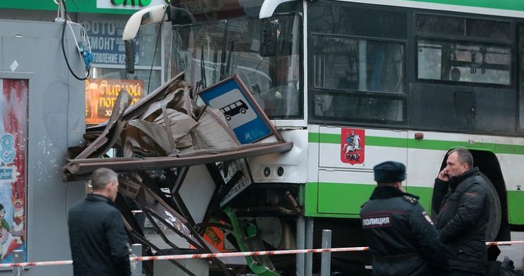 В Москве на Сходненской улице автобус врезался в остановку: пострадали три человека
