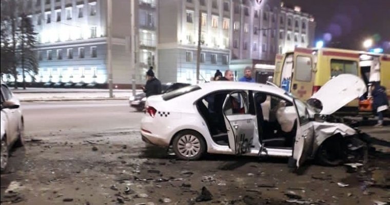Четыре человека получили травмы при ДТП у Центральной площади Ижевска
