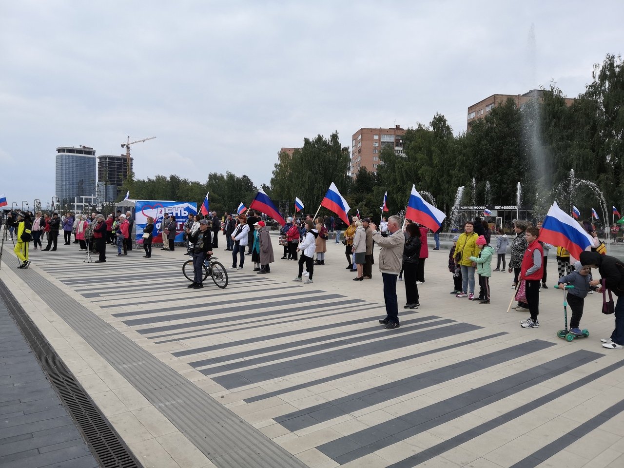 Live: флаг России разворачивают в центре Ижевска