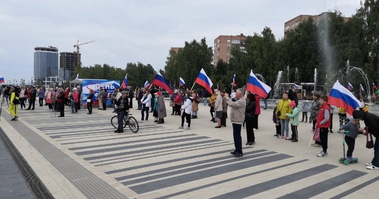 Live: флаг России разворачивают в центре Ижевска