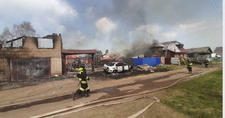 В Старом Игермане Ижевска соседи вместе с пожарными боролись с огнем на полыхающем участке