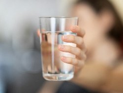 Врач рассказала об опасностях чрезмерного употребления воды