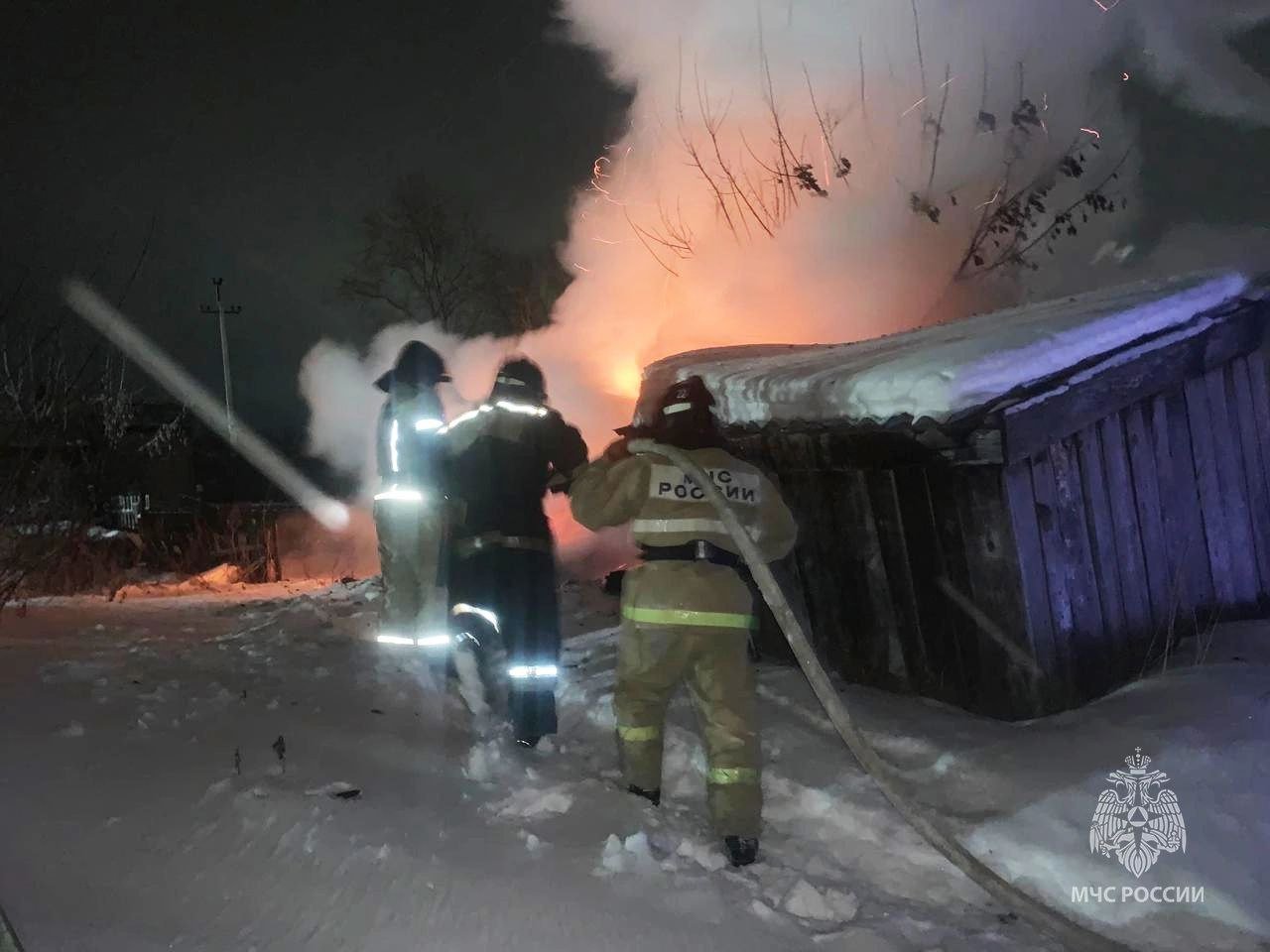 В Кезском районе пожарные спасли жителей двухквартирного дома
