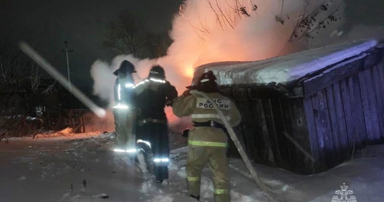 В Кезском районе пожарные спасли жителей двухквартирного дома