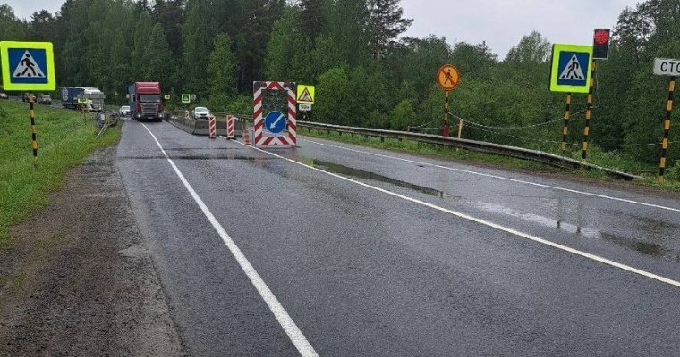 В Игринском районе Удмуртии ремонтируют мост через реку Мокрушенка