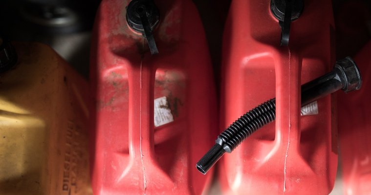 Экс-сотрудника ижевской полиции осудили за кражу автомобильного топлива