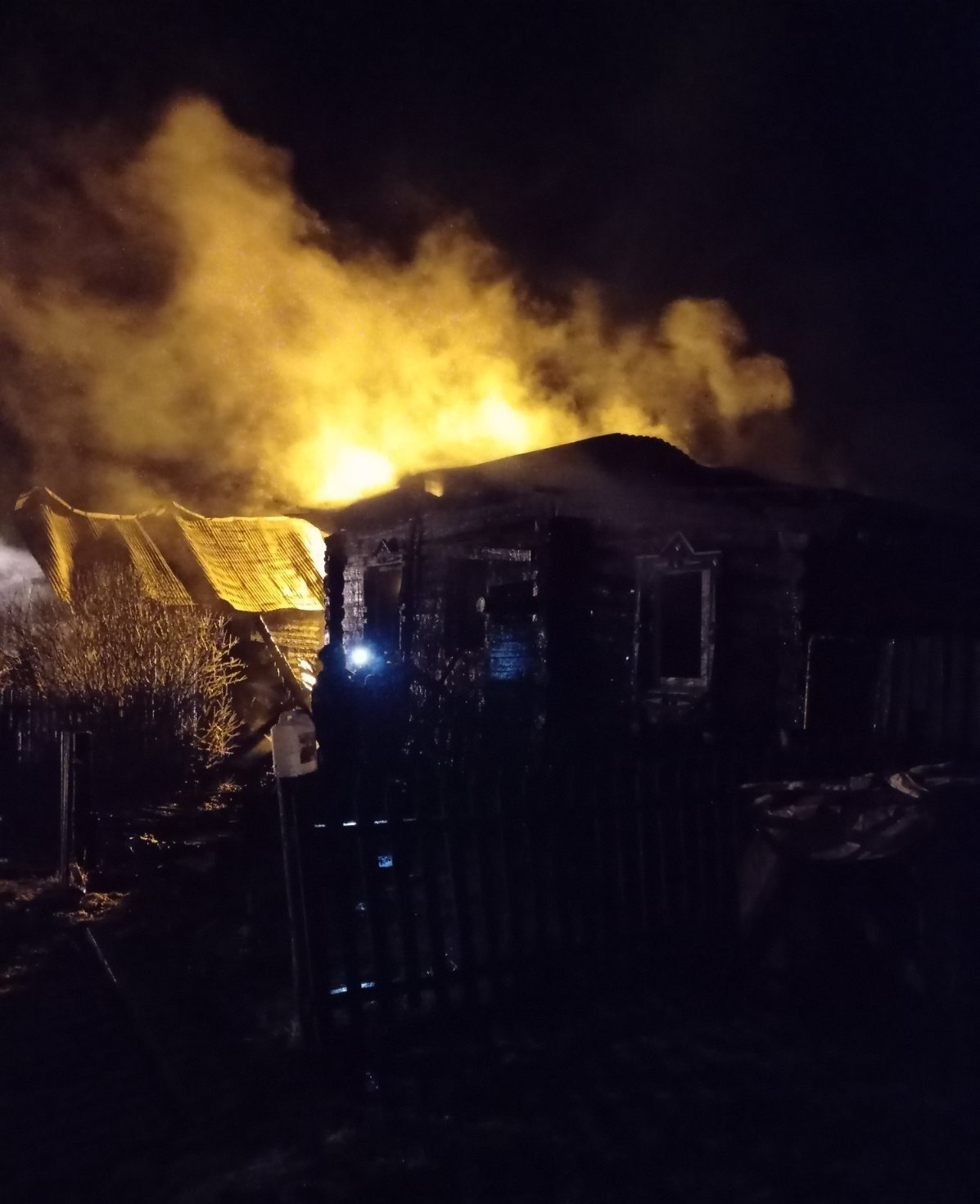В Удмуртии мужчина залез через окно в горящий дом, чтобы спасти спящих жильцов