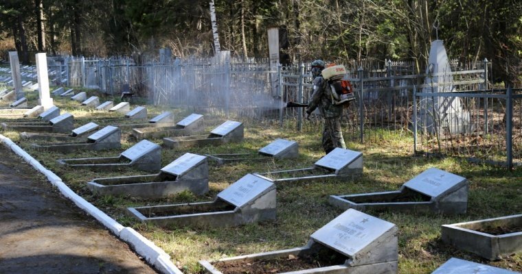 Обработку от клещей начали в Ижевске в парках и на кладбищах