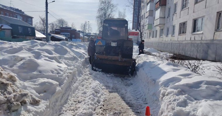Во время очистки тротуара на улице Металлистов в Ижевске водитель трактора наехал на пешехода 