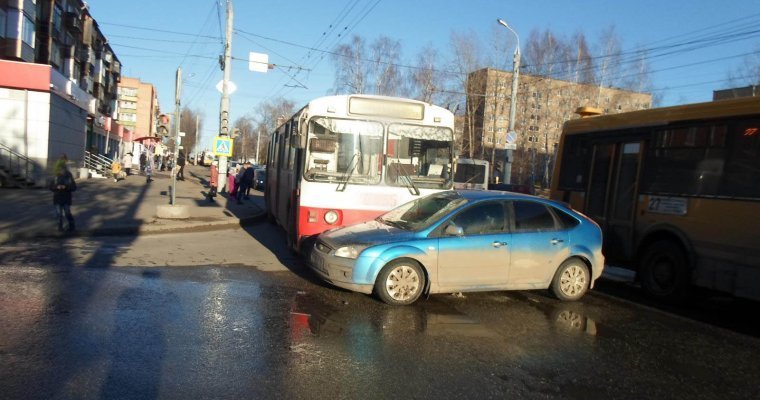 Школьница пострадала при столкновении троллейбуса и легковушки в Ижевске