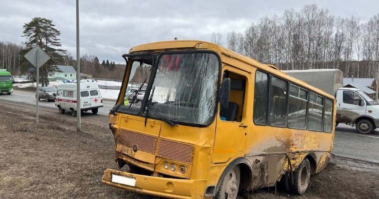 На трассе в Якшур-Бодьинском районе столкнулись школьный автобус и грузовик