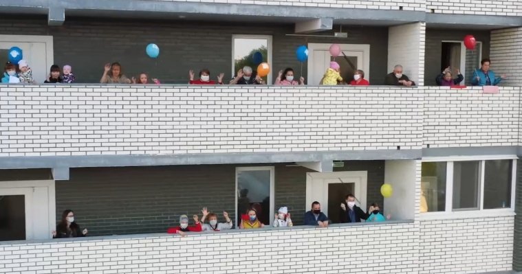 С балконов квартир жители дома на Удмуртской в Ижевске спели песню ко Дню защиты детей