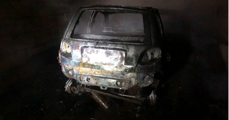Огонь повредил 13 гаражей в одном из кооперативов Ижевска