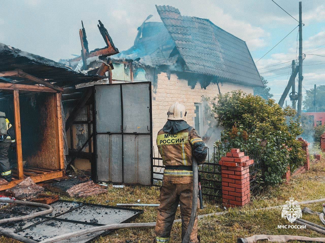 На улице 40-летия Октября в Ижевске загорелся частный двухэтажный дом