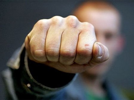 Житель удмуртской деревни «отблагодарил» пожарника кулаком по лицу
