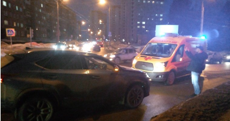 В результате ДТП на улице Ворошилова в Ижевске пострадала маленькая девочка