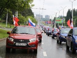 В Ижевске 60 машин выстроились в цвета российского флага