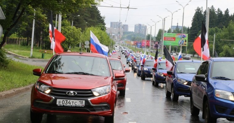 В Ижевске 60 машин выстроились в цвета российского флага