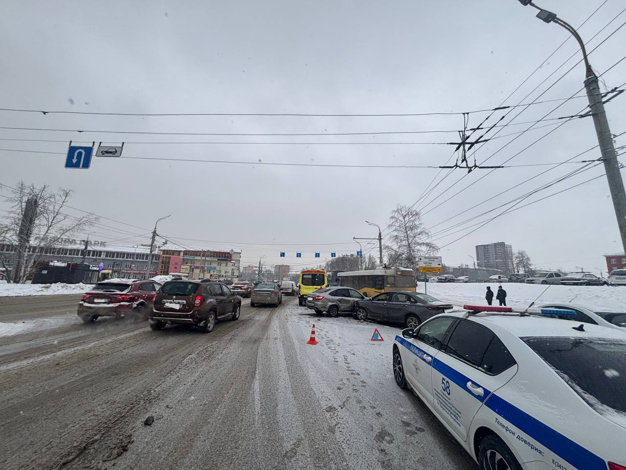 Водитель-новичок спровоцировала аварию в Ижевске и попала в больницу