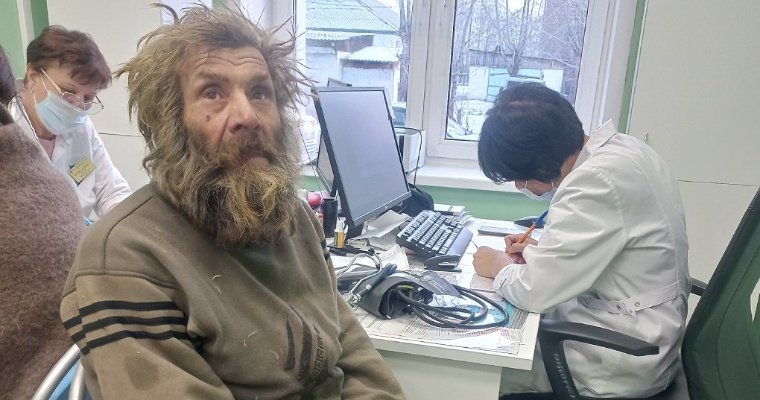 Прожившего четверть века в лесу россиянина убедили показаться врачам