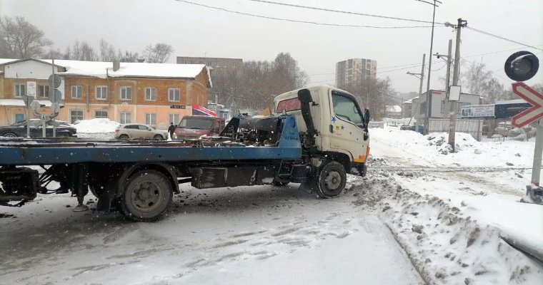 Локомотив столкнулся с эвакуатором в Ижевске на переезде