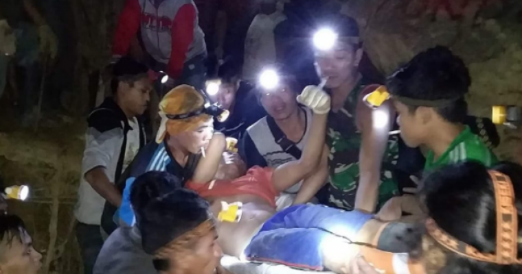 Более 60 человек оказались под завалами на руднике в Индонезии