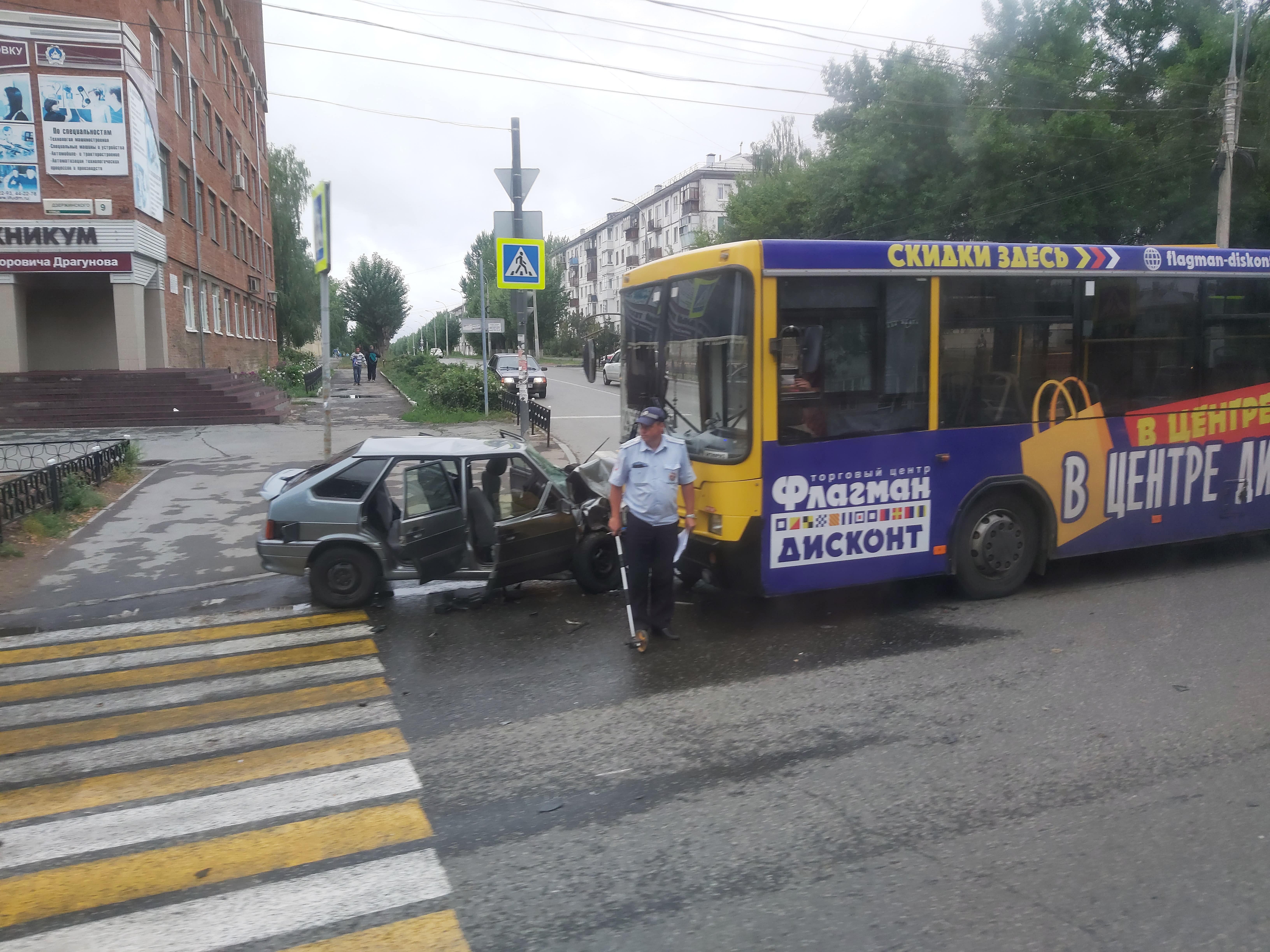 

Автобус и легковушка столкнулись на улице Дзержинского в Ижевске

