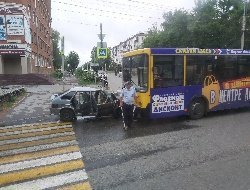 Автобус и легковушка столкнулись на улице Дзержинского в Ижевске