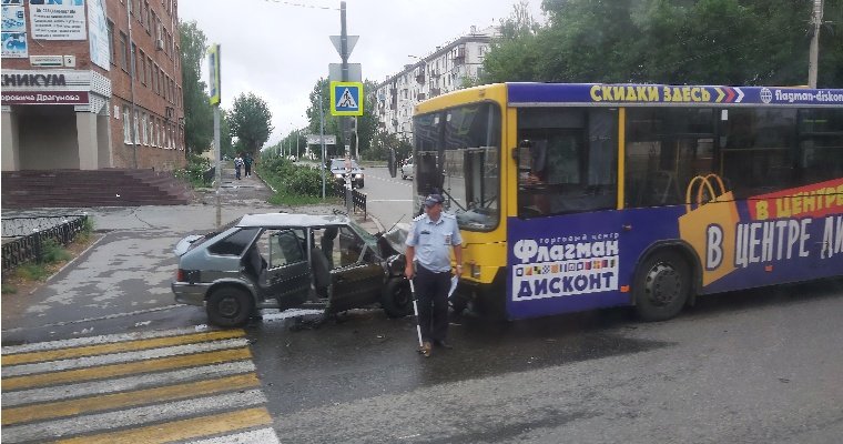 Автобус и легковушка столкнулись на улице Дзержинского в Ижевске