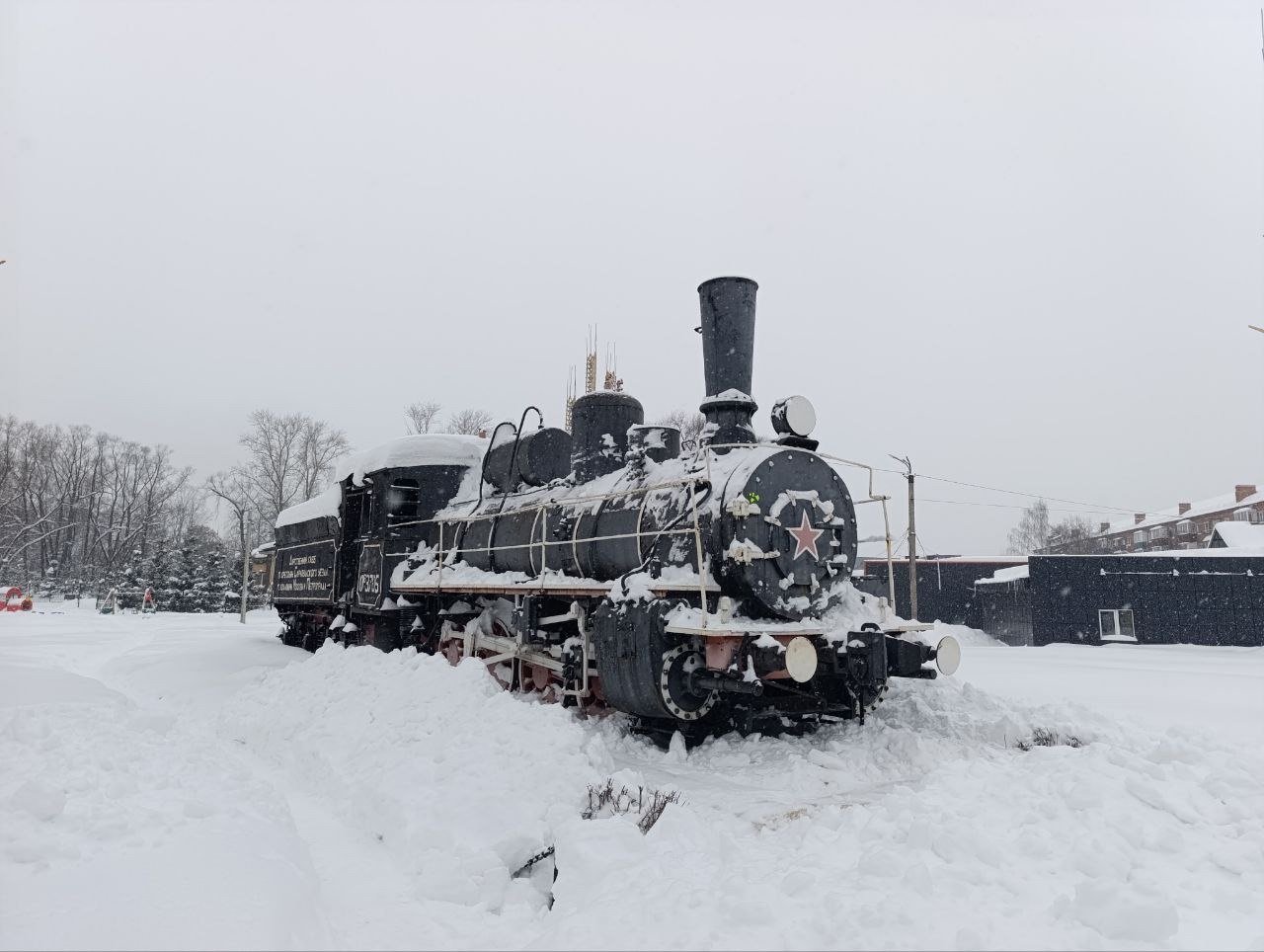 Жители Сарапула откопали заснеженный паровоз
